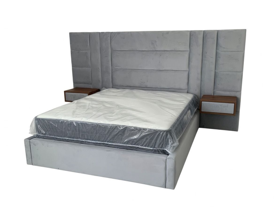 Cama cinza com mesinhas